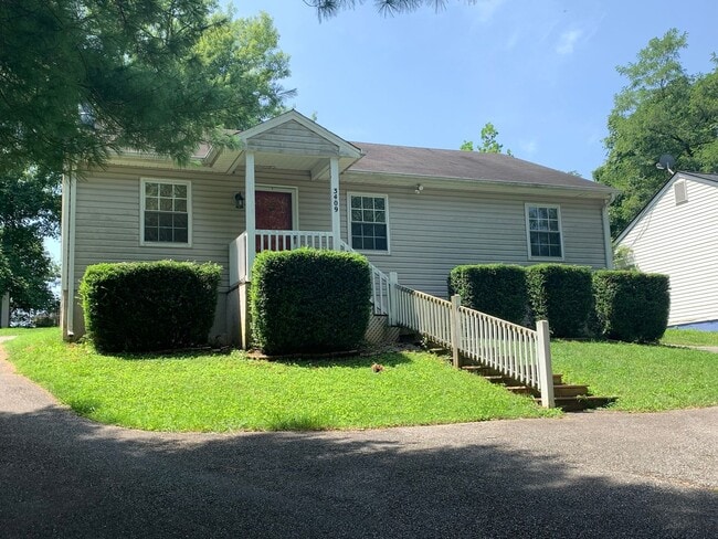 House with Long Driveway & Front Porch - House with Long Driveway & Front Porch