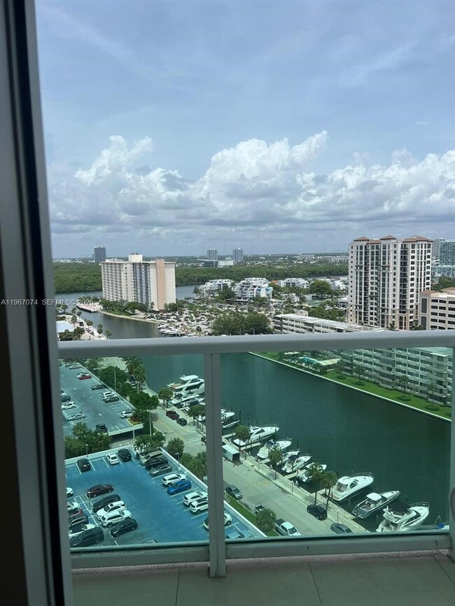 Building Photo - 100 Bayview Dr