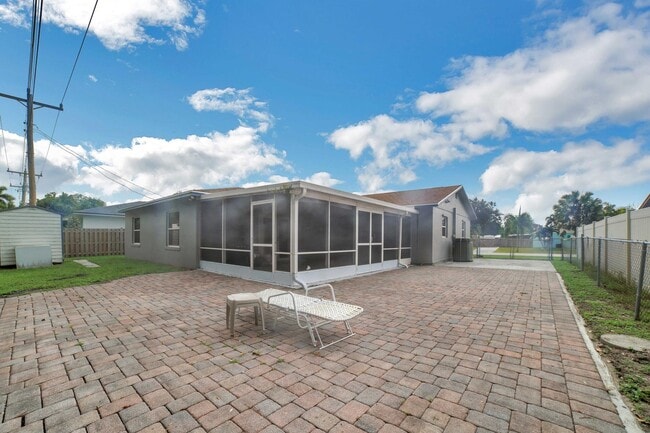 Building Photo - 1102 Mohican Blvd