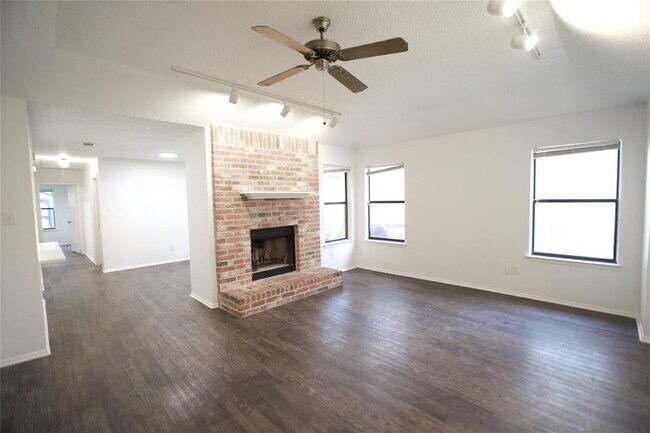 Foto del edificio - 12411 Deer Falls Dr