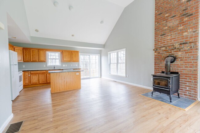 Building Photo - Charming 2 Bedroom Home
