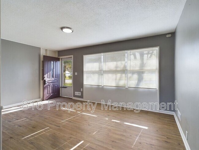 Foto del edificio - 10800 Blue Ridge Blvd