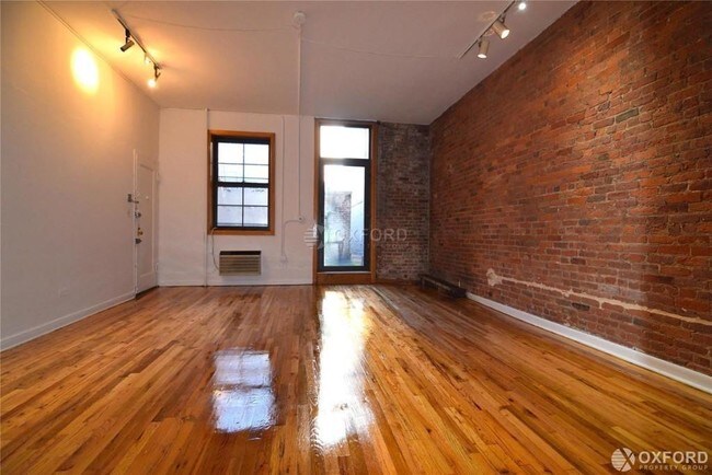 Building Photo - 328 E 25th St