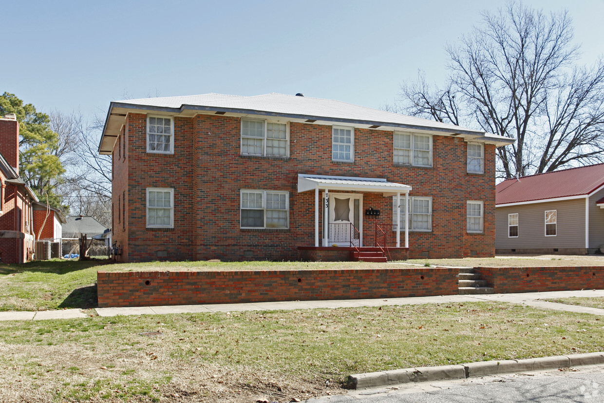 Building Photo - 733 N Park Ave