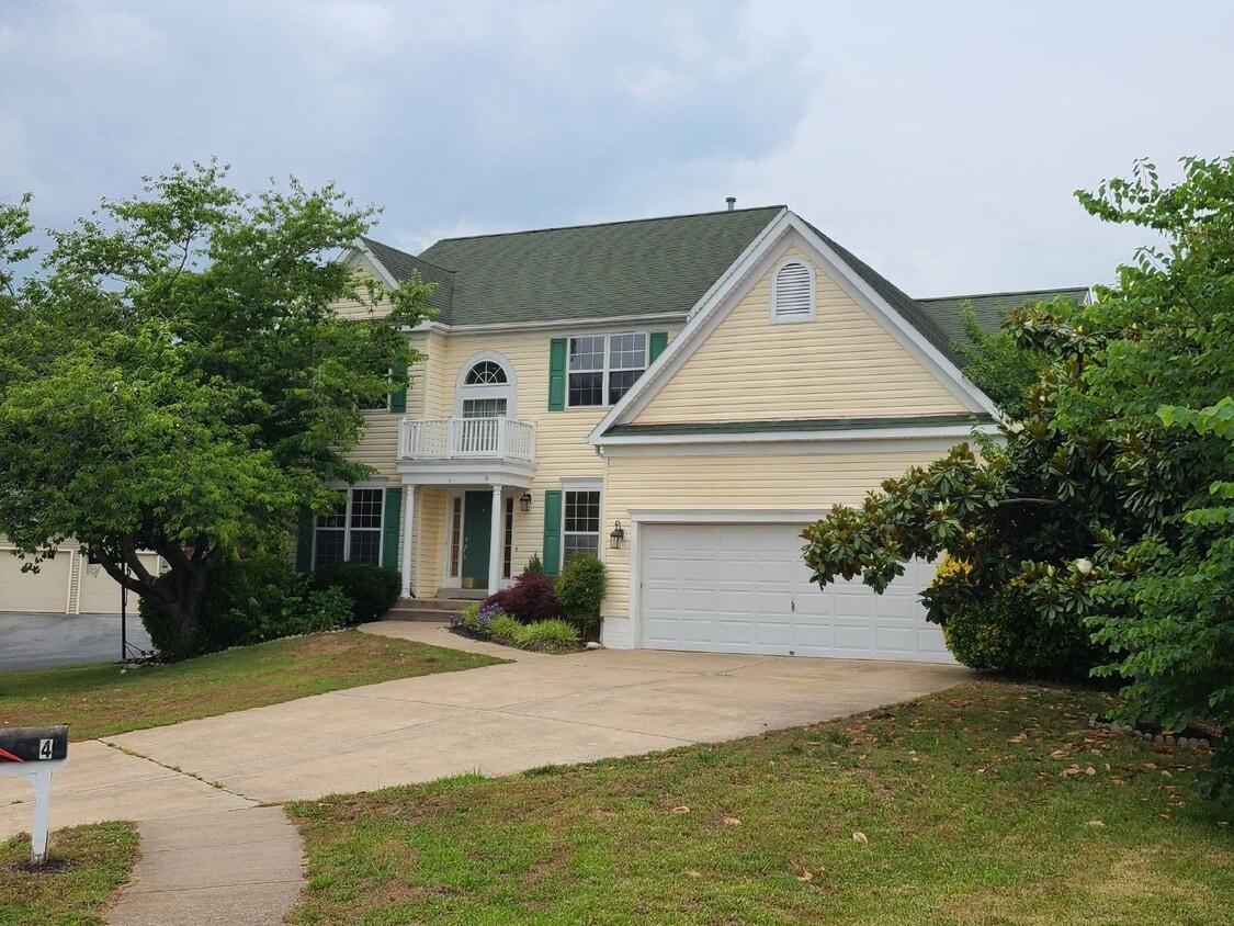 Foto principal - Hampton Oaks 4 BR Colonial with 1st Floor ...