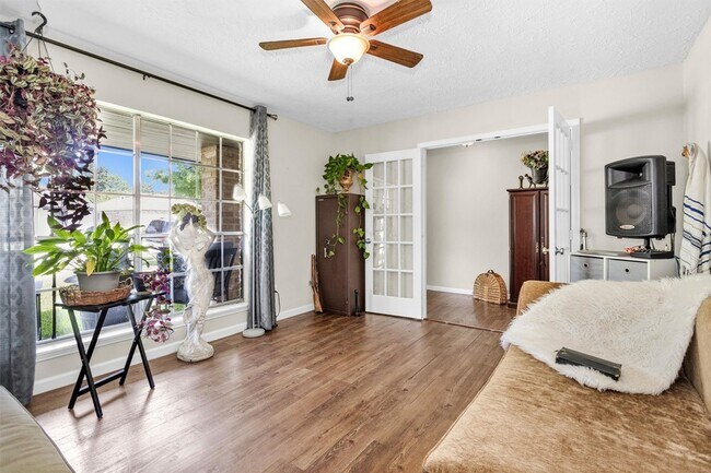 Foto del edificio - 4735 Lost Oak Dr