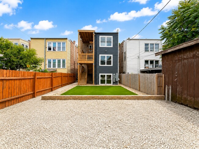 Foto del edificio - 3136 N Ridgeway Ave