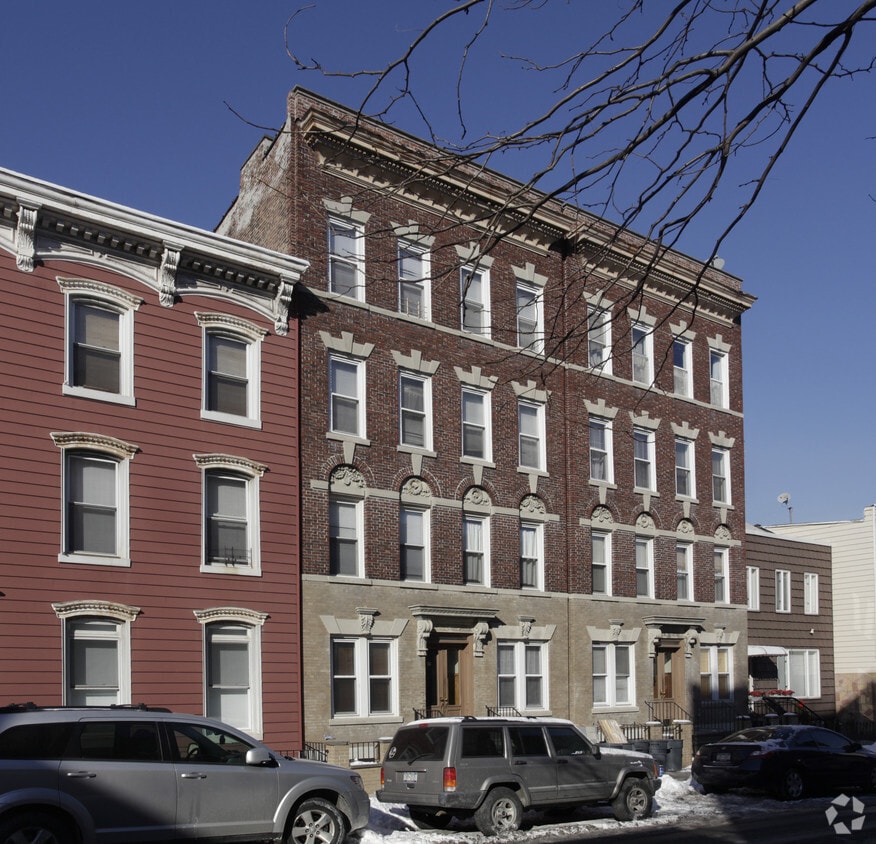 Primary Photo - 211 Calyer St