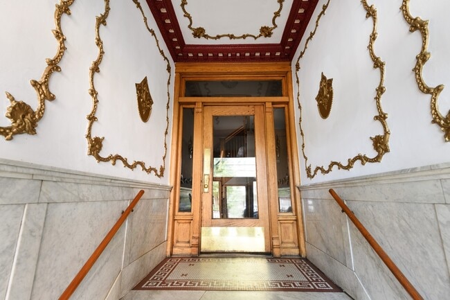 Building Photo - 833 W Wellington Ave