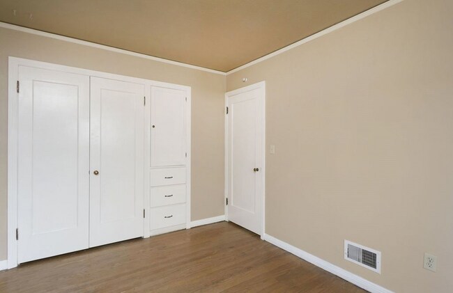 Dormitorio con vestidor - 7405 NE Prescott St