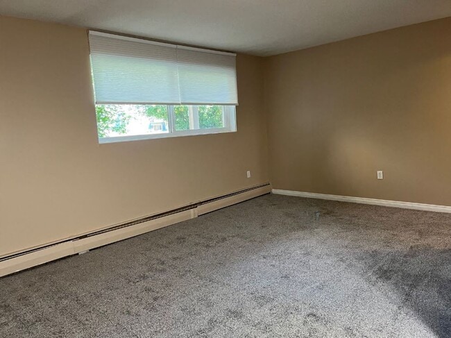 Building Photo - 2 Bed 1 Bath Unit in Red Deer, AB