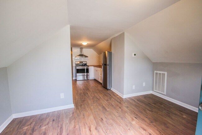 Building Photo - Highland Park Living with Private Deck & Updated 2BR Near Downtown Chattanooga