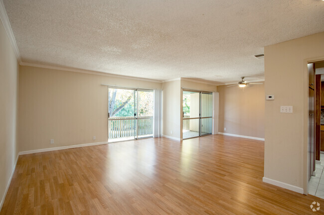 2BR, 1BA - 996SF - Solano Apartments