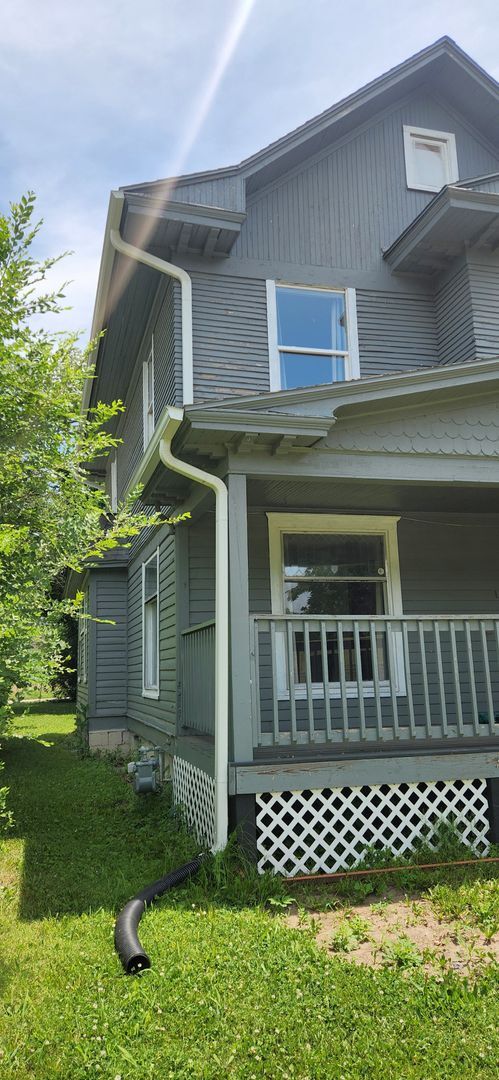 Building Photo - Large, beautifully updated well insulated ...