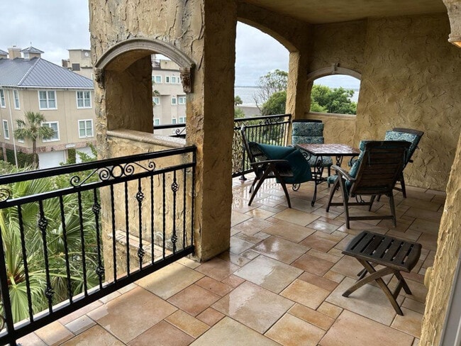 Building Photo - 935 Beachview Dr