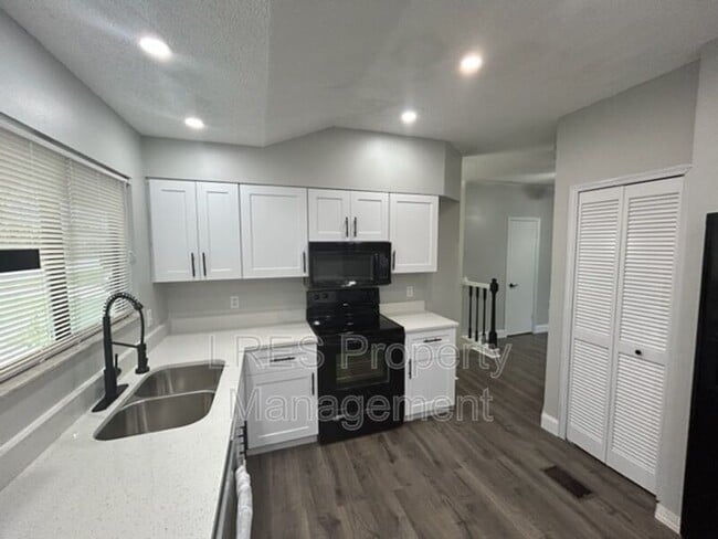 Building Photo - 1450 Eden Dr