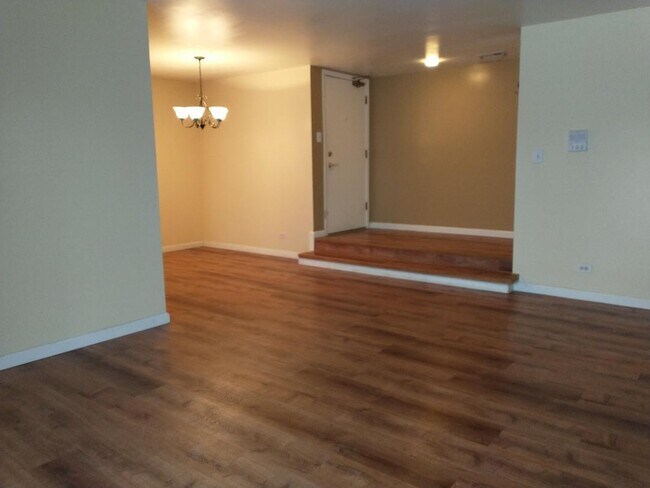 Building Photo - 924 Surrey Dr
