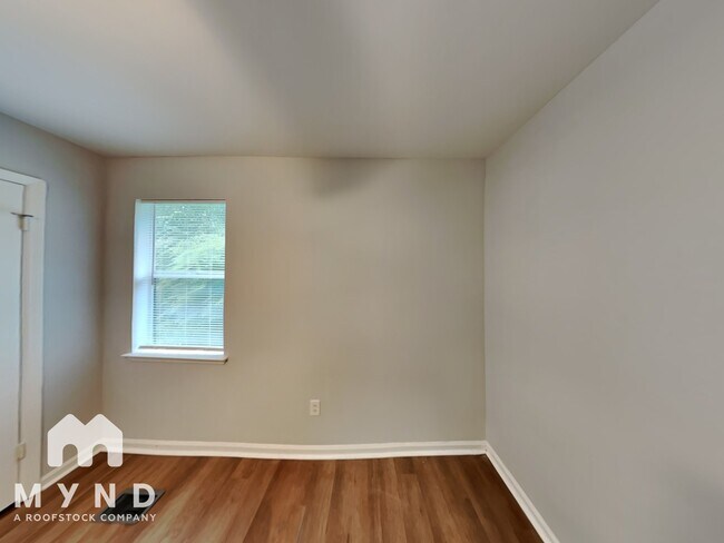 Foto del edificio - 5927 Creekwood Rd