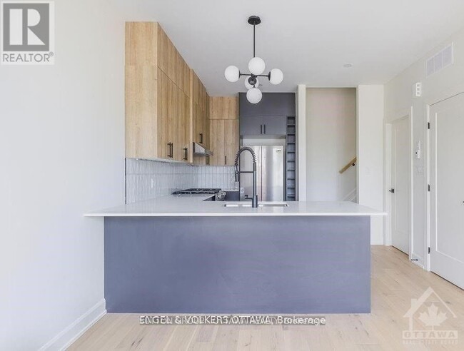 Building Photo - 136 Carillon St