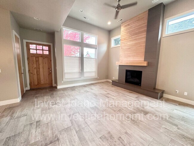 Foto del edificio - Rarely available in the most preferred River District! Available June 2026