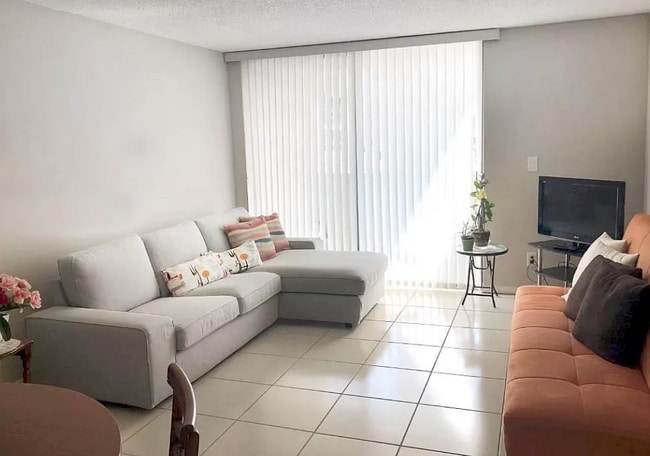 Foto del edificio - 2715 Tigertail Ave
