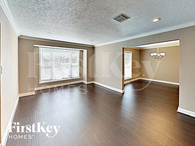 Foto del edificio - 672 Ravensworth Dr
