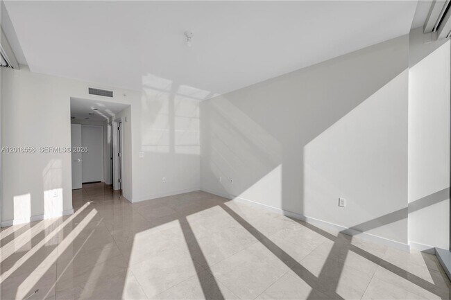 Building Photo - 17121 Collins Ave