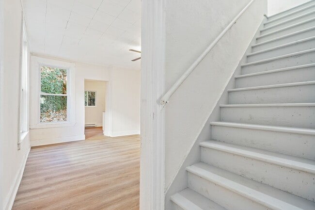 Building Photo - Newly Renovated 3 Bedroom 1.5 Bath plus Of...