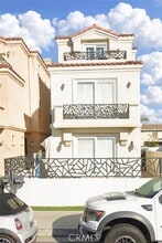 Building Photo - 211 Chicago