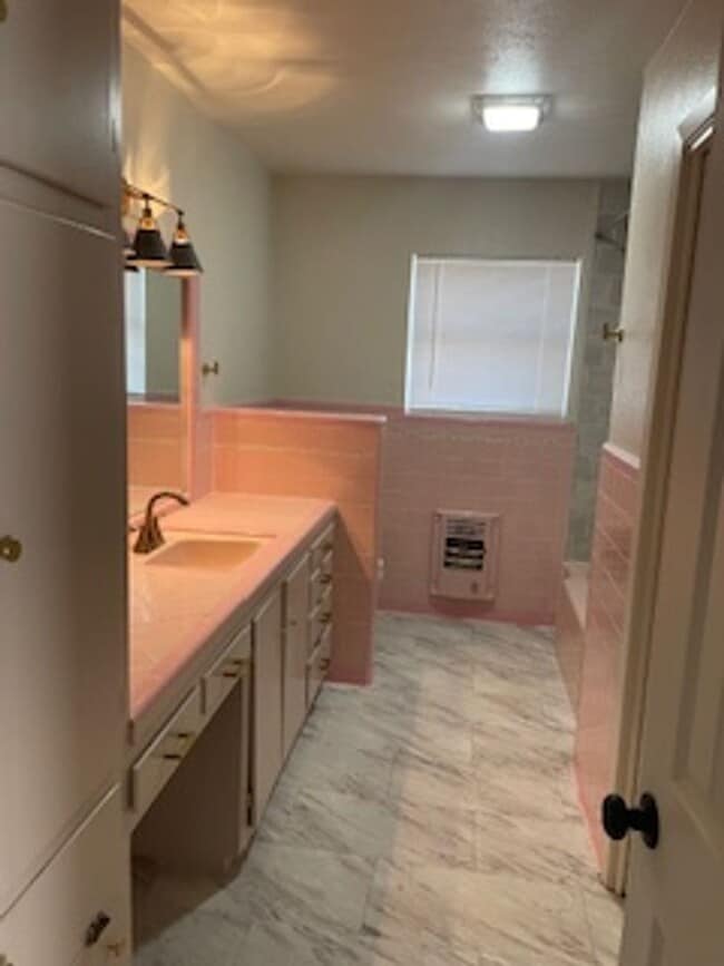 Building Photo - 2/1/1 , 2 Blocks from TSU Campus