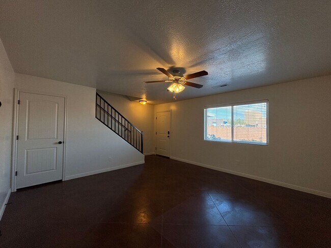 Foto del edificio - SPACIOUS TOWNHOME AVAILABLE FOR RENT