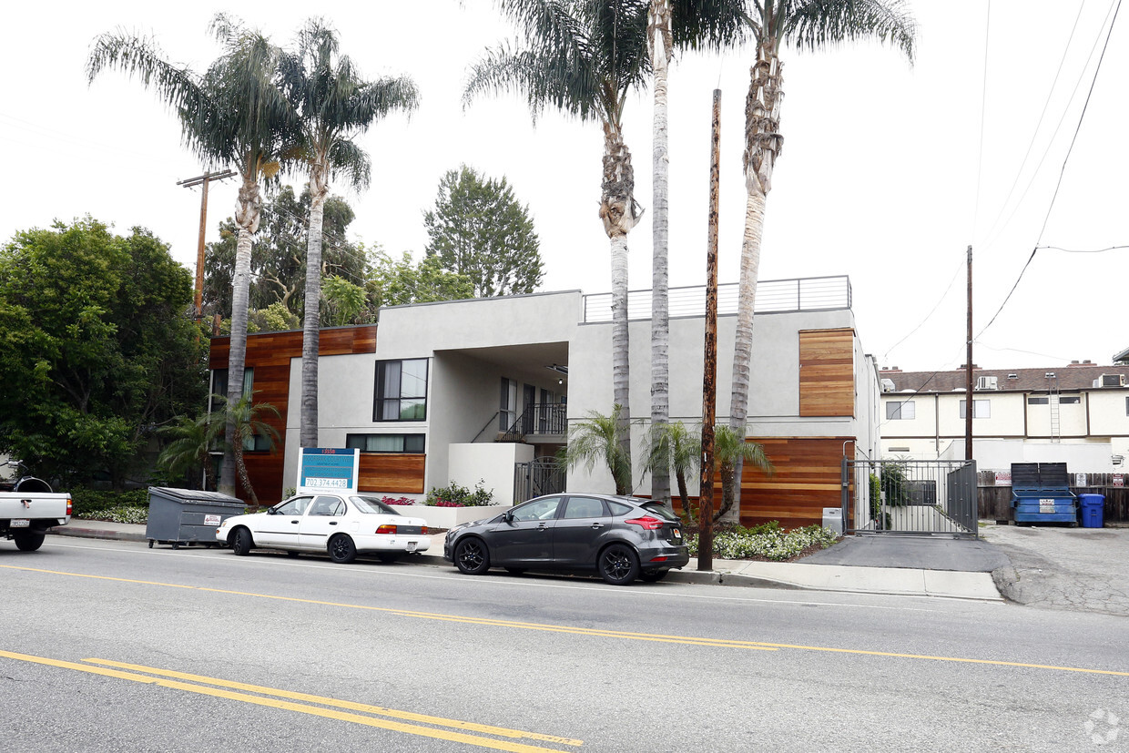 Primary Photo - 13558 Moorpark St
