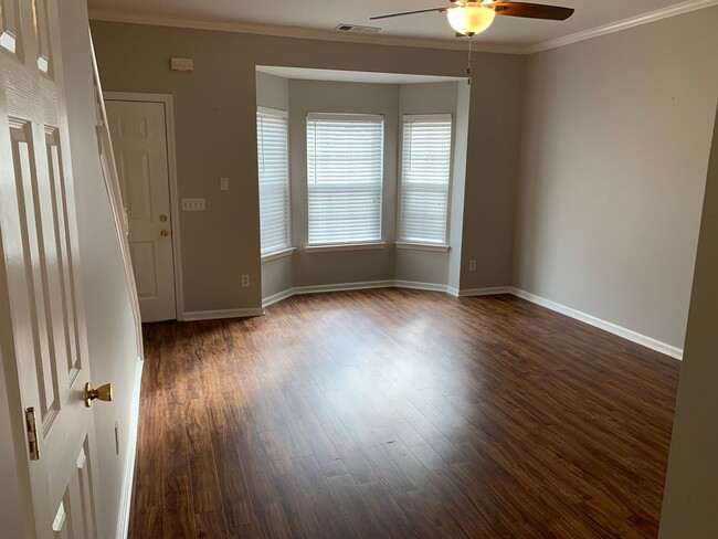 Foto del edificio - Renovated 2 Bed, 1.5 Bath Townhome w/ Comm...