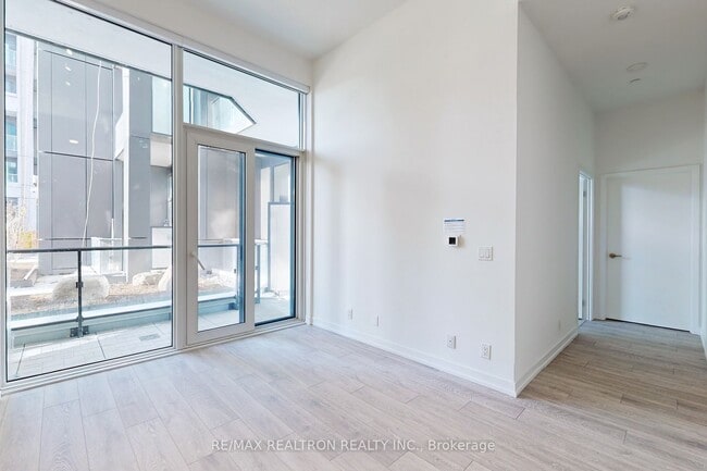 Photo du bâtiment - 2020 Bathurst St