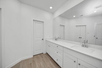 Building Photo - 28910 Rustic Robin Ln