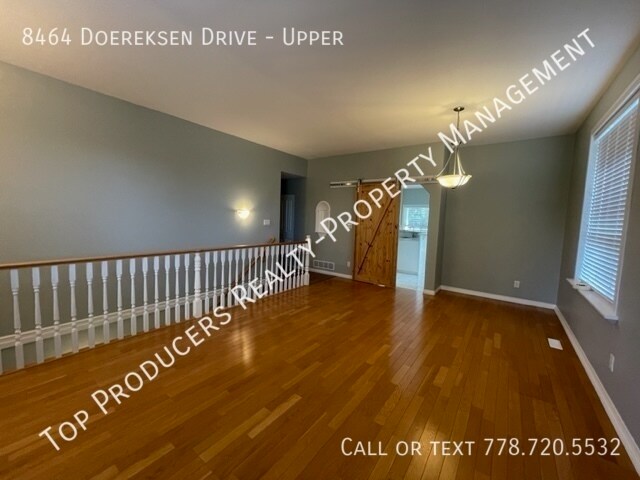 Photo du bâtiment - Beautiful Upper 4 Bedroom Suite