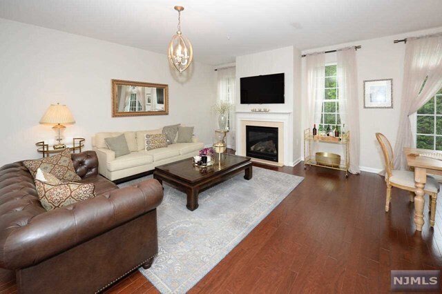 Building Photo - 36 Pineview Dr