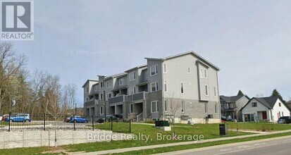 Building Photo - 990 Deveron Crescent