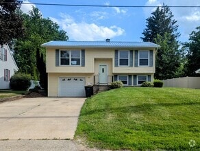Building Photo - 635 Hall St