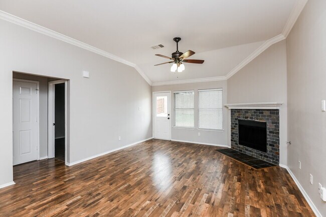 Foto del edificio - 1300 Maple Terrace Dr