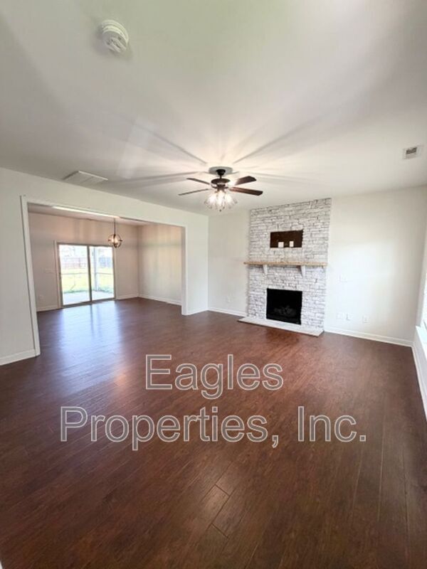 Foto del edificio - 215 Ingram Fields Dr
