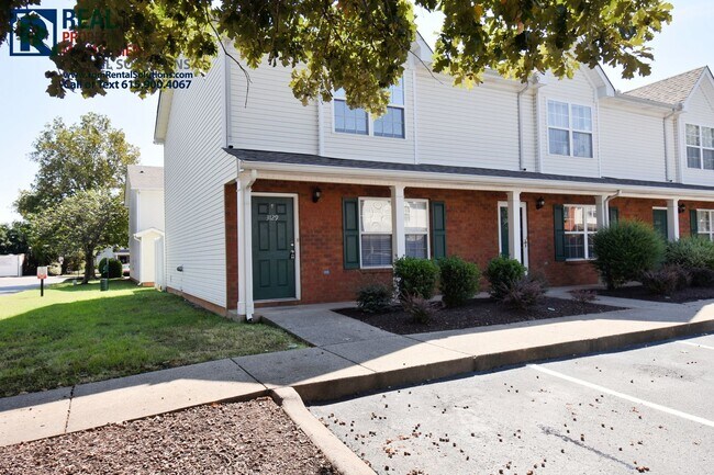 Foto del edificio - Beautiful end unit townhome less than 1 mi...