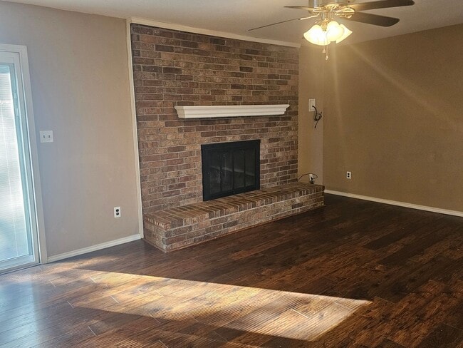 Building Photo - 306 Elfen Glen St