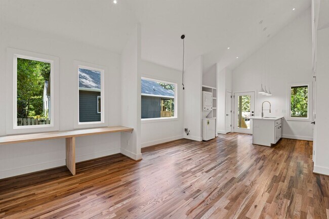 Building Photo - Modern and Gorgeous!!  2 Bedroom, 1 Bath, ...