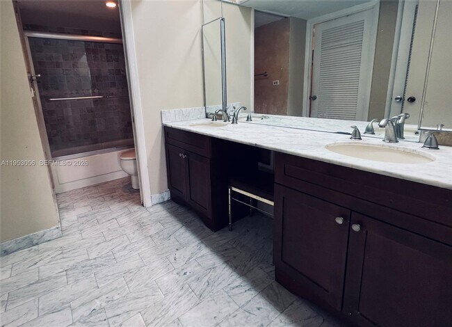 Foto del edificio - 1111 Crandon Blvd