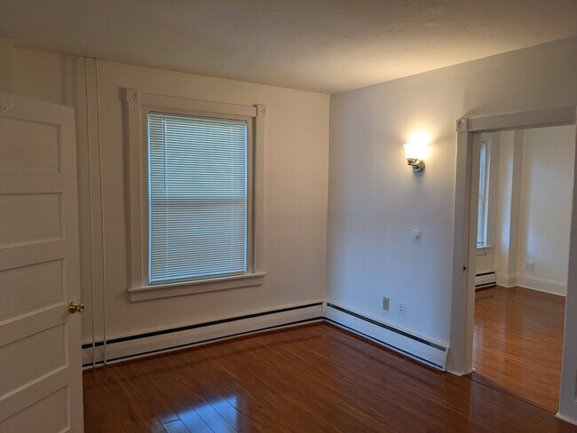 Middle Room - 612 E Morton St