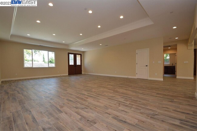 Building Photo - 3620 Vineyard Ave
