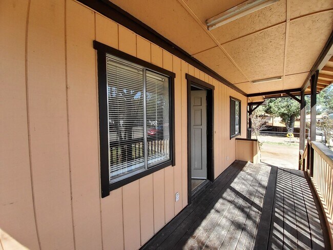 Building Photo - Three Bed/1 Bath with garage