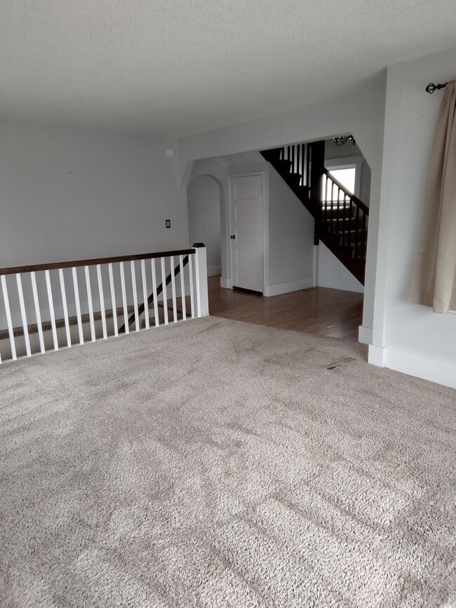 Building Photo - 1308 E Queen Ave