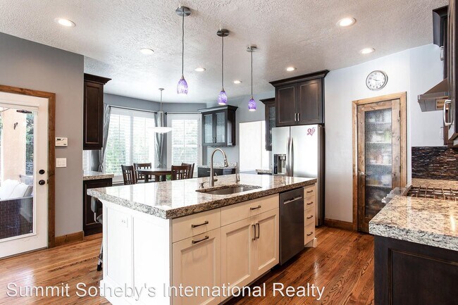 Building Photo - 6 br, 3.5 bath House - 2818 E. Falcon Way